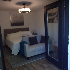 Updated Dwntwn 2bd Twnhse W/hot Tub& Private Patio Holiday home